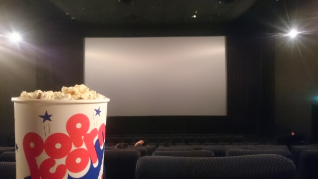 映画館のスクリーンとポップコーン