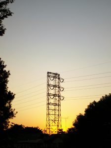 夕暮れの電線の写真