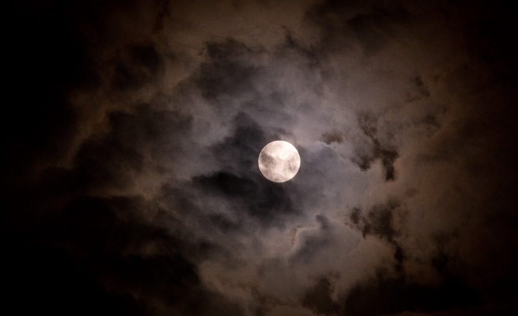 雲隠れする満月