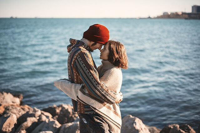 海辺で抱擁するカップル