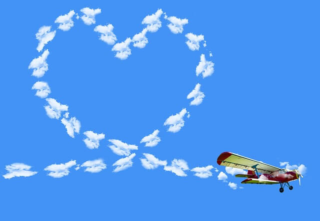 ハート型の飛行機雲