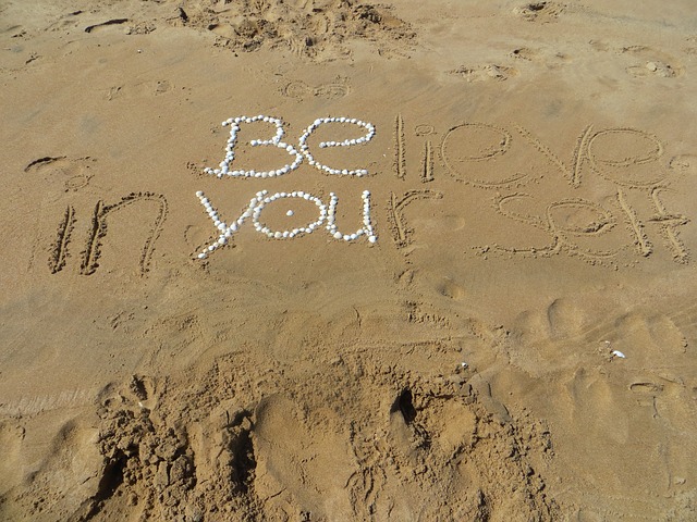 ビーチの砂浜に書かれた「リラックス」の文字