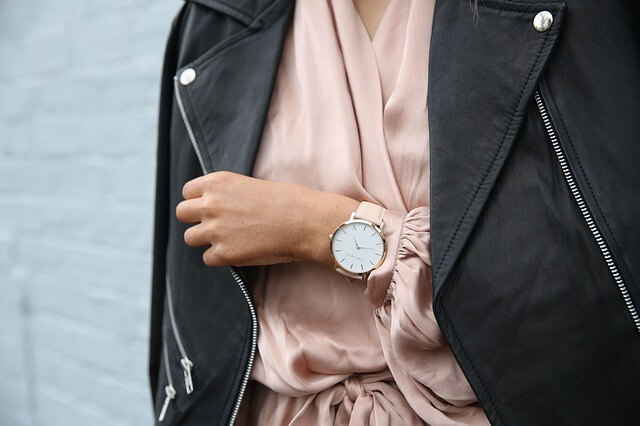 ピンクのジャケットと腕時計