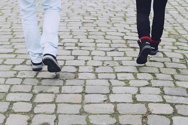 街中を歩くカップルの足