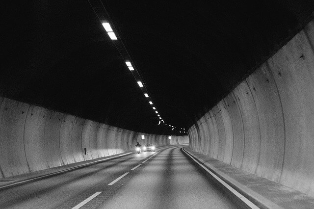 暗いトンネルの中