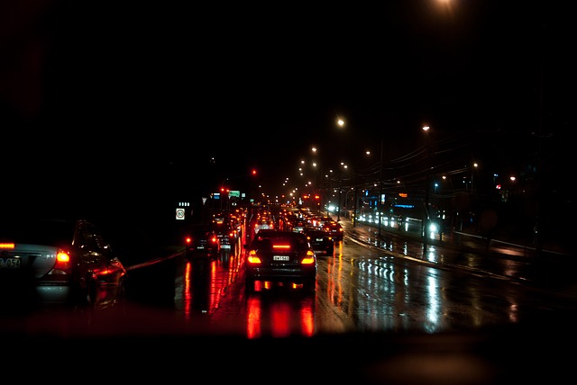 暗い雨の道路
