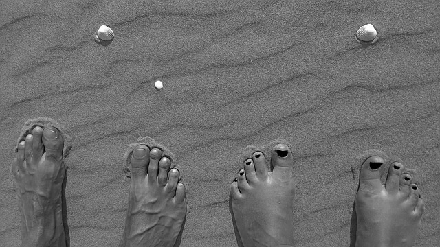 砂浜にある足