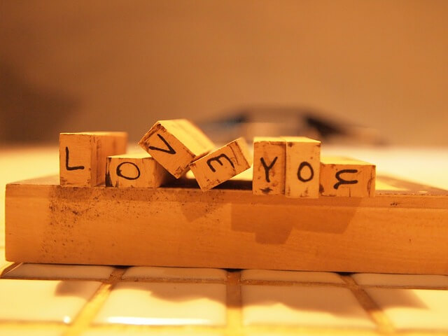 「LOVE YOU」と書かれた積み木