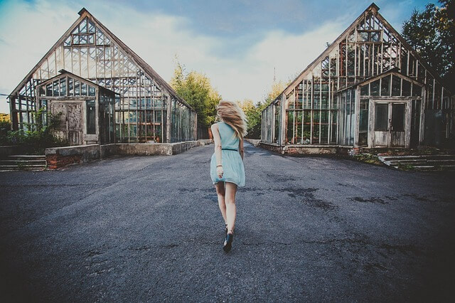青いドレスを着て走る女性