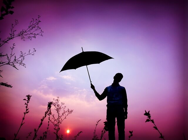 傘をさす男性のシルエット