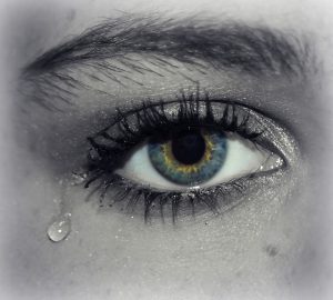 泣いている女性の目
