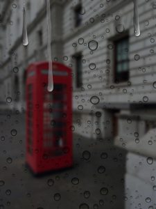 雨に濡れた電話ブース