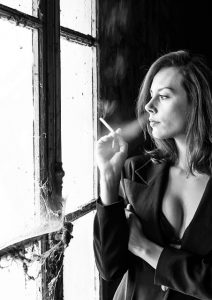 別れ話を告げるためタバコを吸い心を落ち着かせる女性