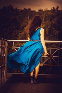 青いドレスを着て新しい出会いを求める女性