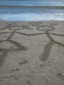 砂浜に描かれたカップルの跡