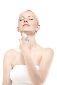 肌に化粧水をかける女性