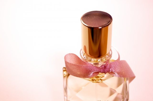 ピンク色の香水