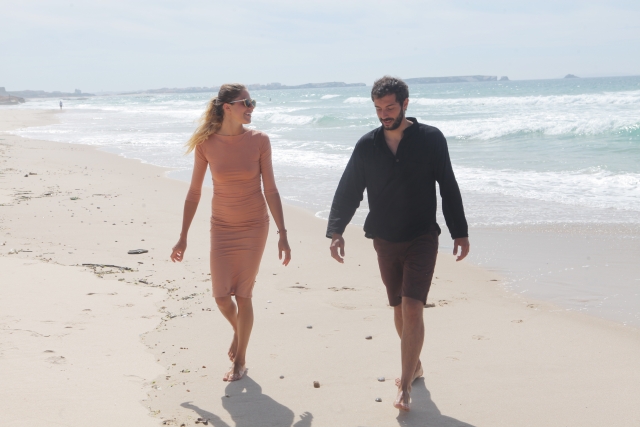 海辺を散歩するカップル