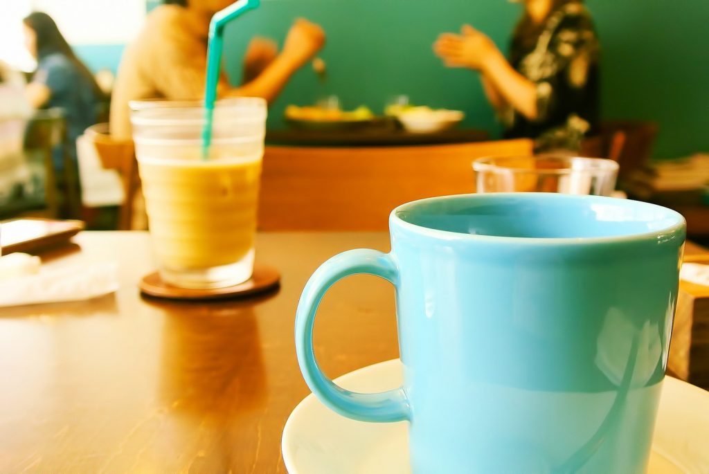 マグカップが2つ置かれたカフェ