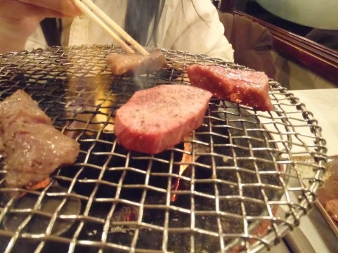 焼肉デートに誘われる意味とは 恋の悩みはシンプリー