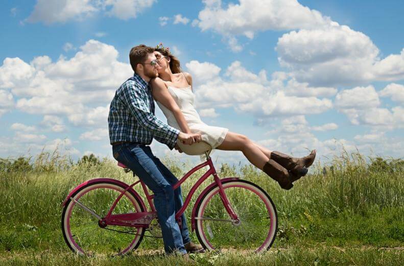 二人で自転車に乗るカップル