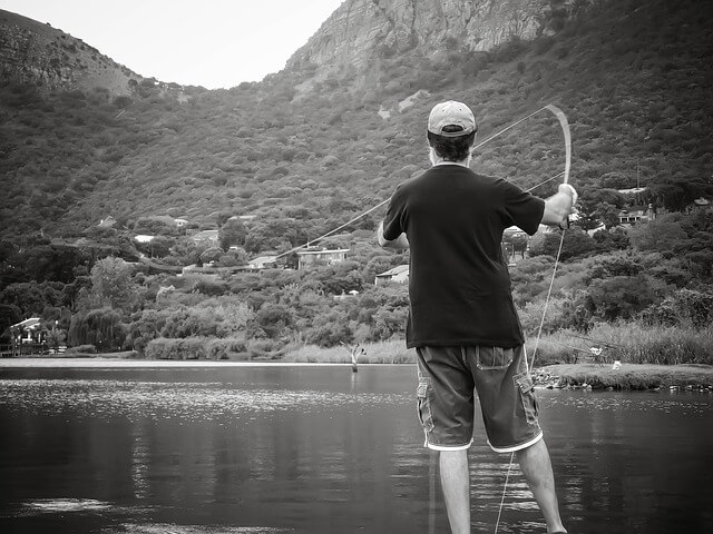 釣りを楽しむ男性
