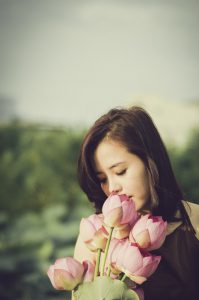 ピンクの花を持った女性