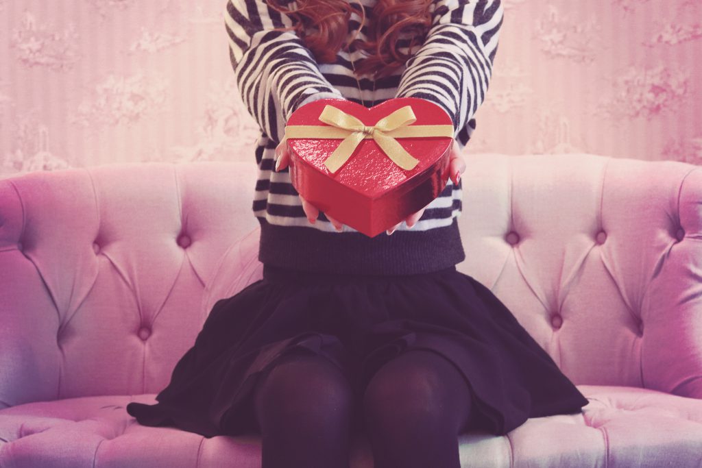 可愛らしくバレンタインチョコを渡す女の子