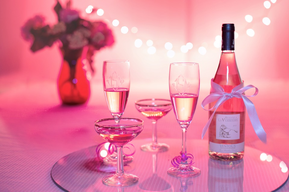お祝いのピンクのシャンパン