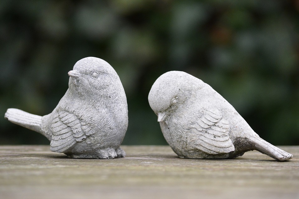 石で作られた雀の置物