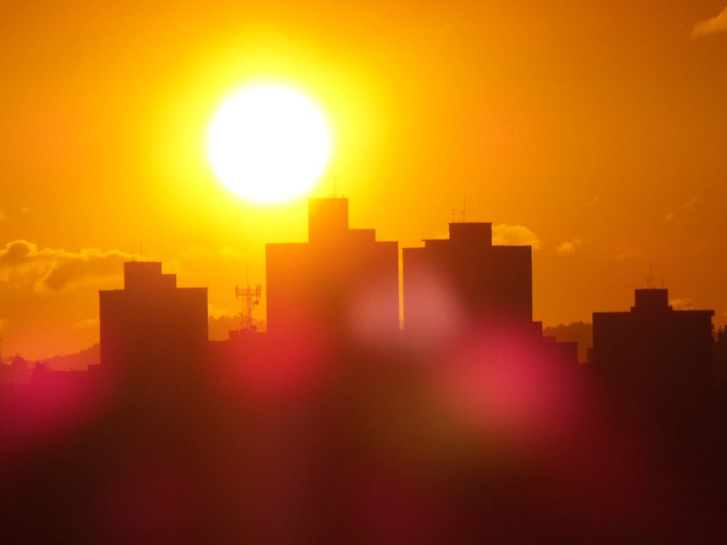 高層ビルと夕日
