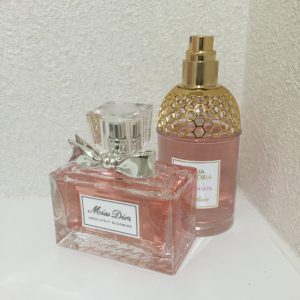 ピンクの香水の瓶