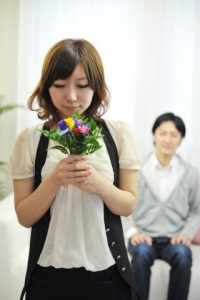 花束を抱える女性