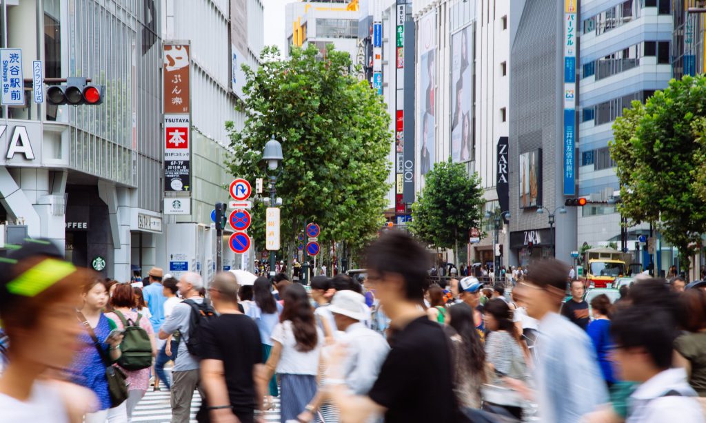 渋谷の混雑を歩く人々