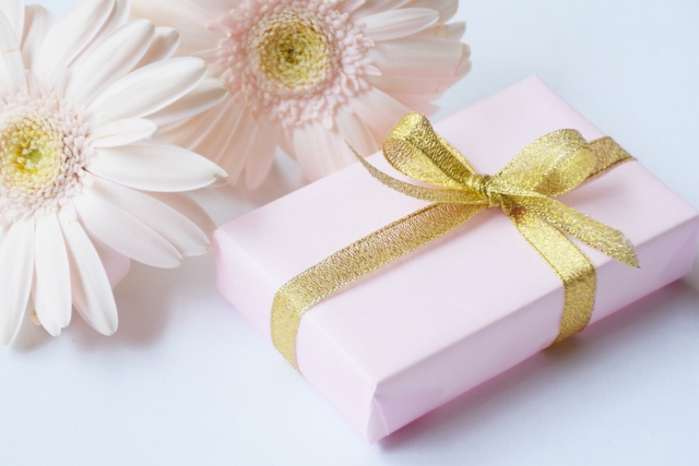 ピンクの包装の誕生日プレゼント