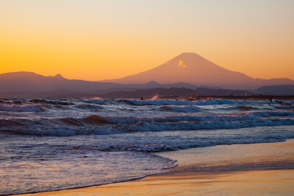 おおらかな気持ちにさせる夕日の富士山