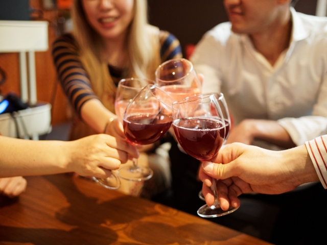 恋愛で余裕のある女性が男性を惹きつける７つの理由とは 恋の悩みはシンプリー