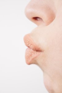 人前でキスしたがる７つの男性心理とは 恋の悩みはシンプリー