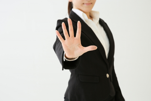 キスして胸を触る男性心理とは 恋の悩みはシンプリー