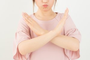 キスで頭痛が起こる原因と対処法とは 恋の悩みはシンプリー