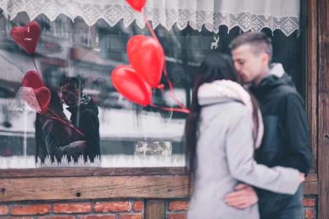 ロマンチックなキスの仕方10選とは 恋の悩みはシンプリー