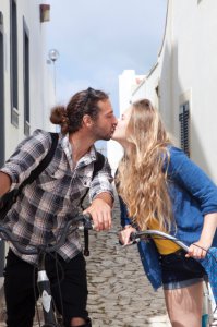 人前でキスしたがる７つの男性心理とは 恋の悩みはシンプリー