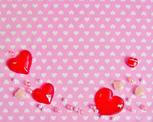 手の甲へのキスの意味とタイミングとは 恋の悩みはシンプリー