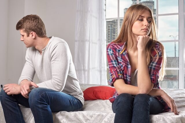 付き合っているカップルが距離を置く意味とは 恋の悩みはシンプリー