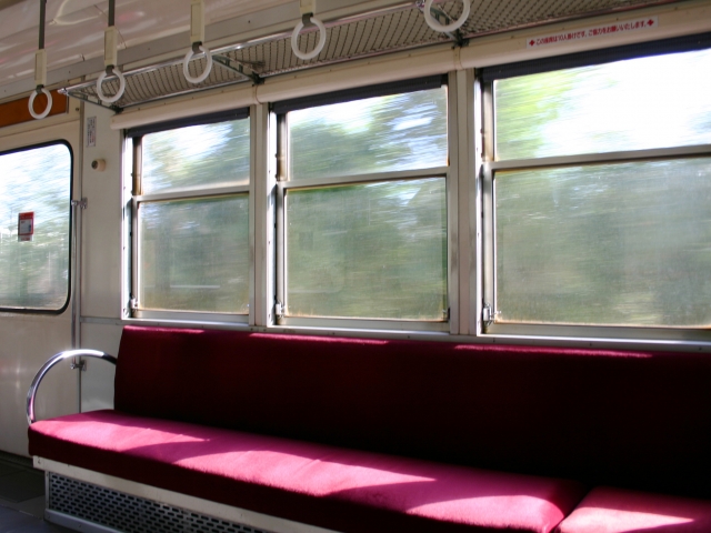 空席の目立つ電車